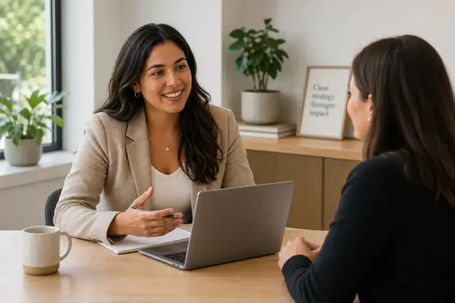 Consultoría de marketing inhouse trabajando con el equipo del cliente