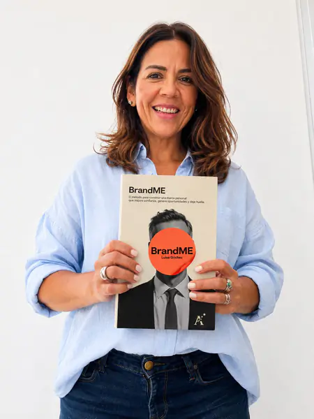 Luisa Góchez con su libro BrandME, método de marca personal